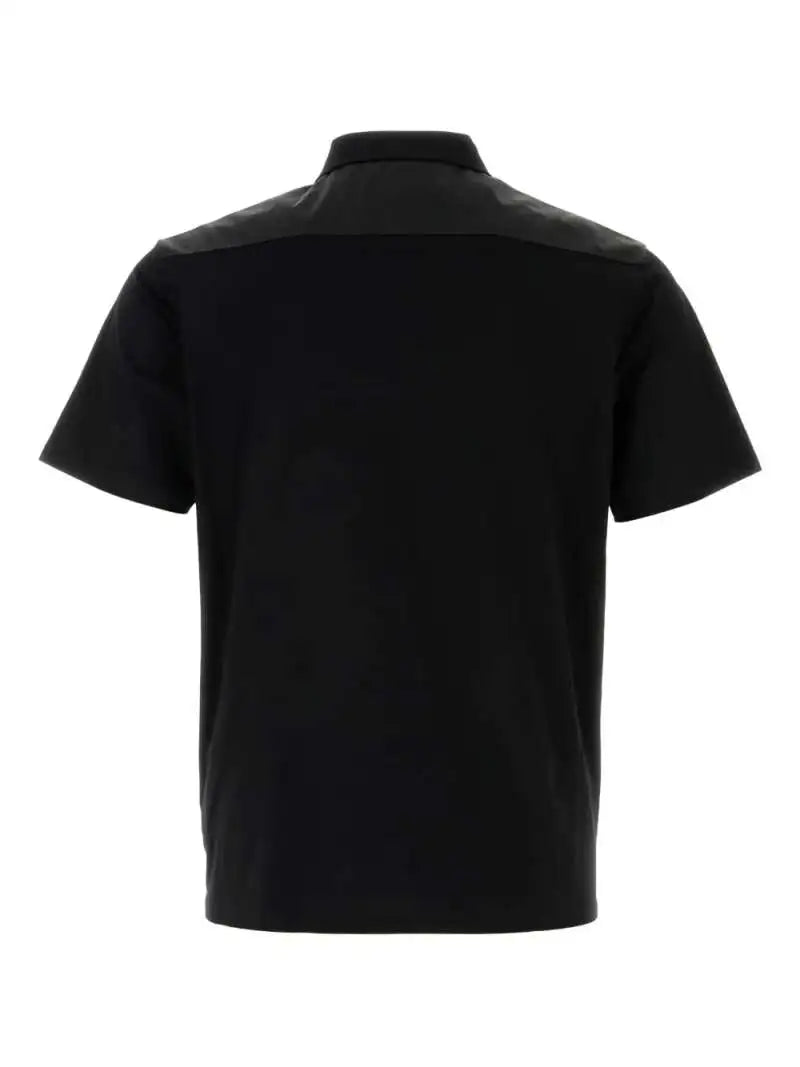 Polo Nera con Taschino in Tessuto Tecnico e Placchetta Prada