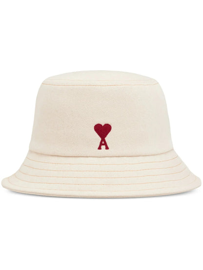 Cappello Bianco Pescatore con Logo Cuore Rosso Ami Paris