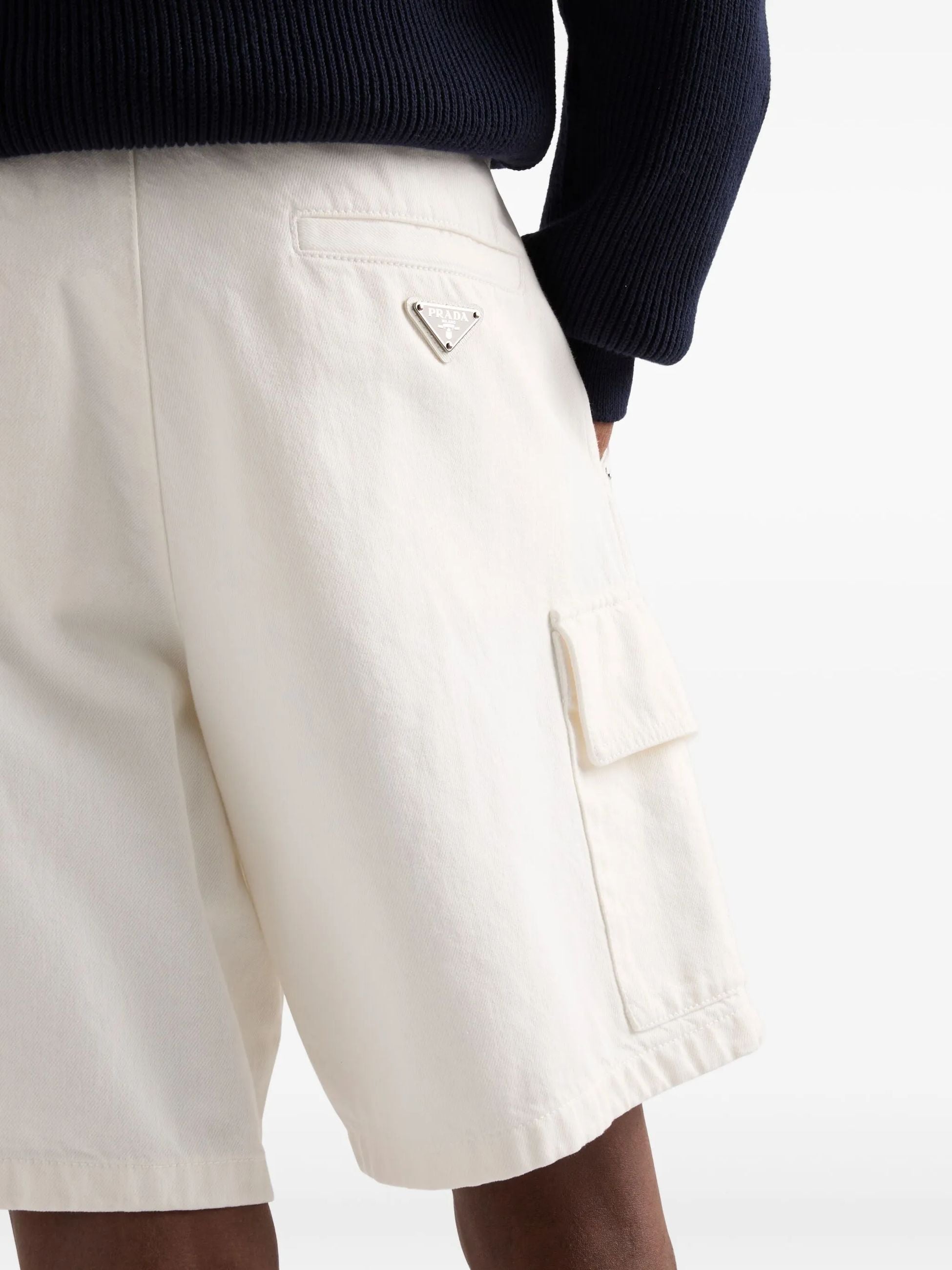 Shorts in Denim Bianco con Placchetta Prada
