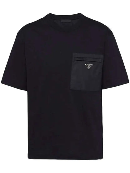 T-Shirt Nera con Taschino e Placchetta Prada