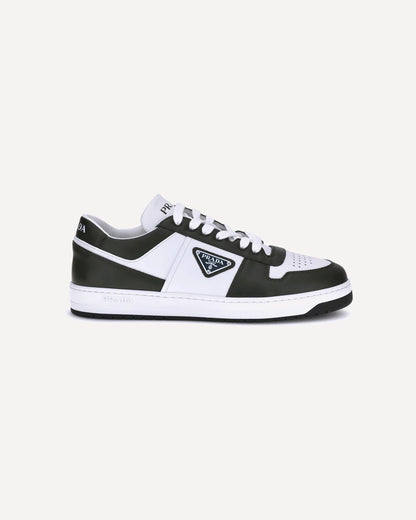 Sneakers Downtown Bianca e Militare con Placchetta Metallica Prada
