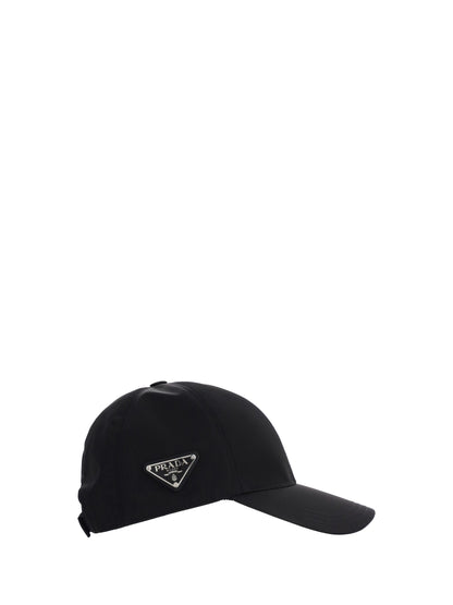 Cappello Nero in Nylon con Placchetta Laterale Logo Prada