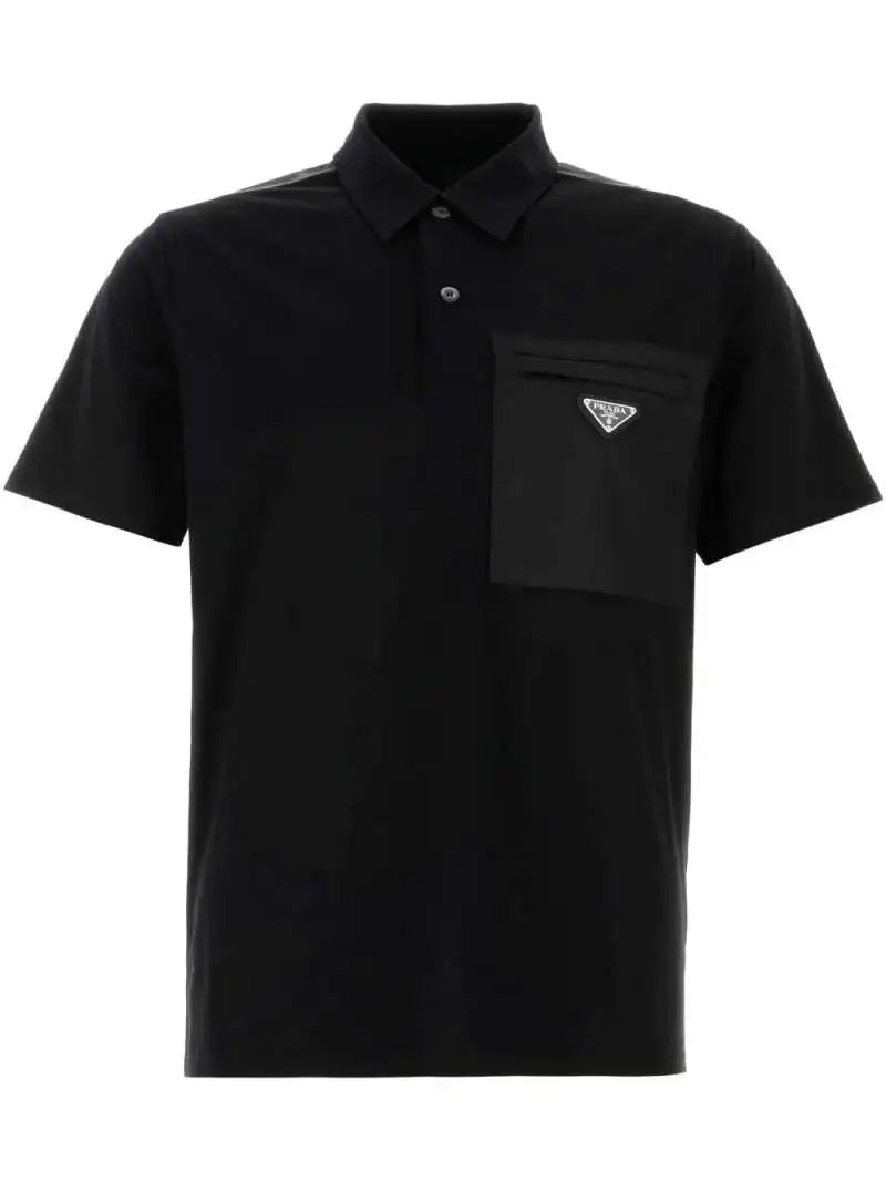 Polo Nera con Taschino in Tessuto Tecnico e Placchetta Prada