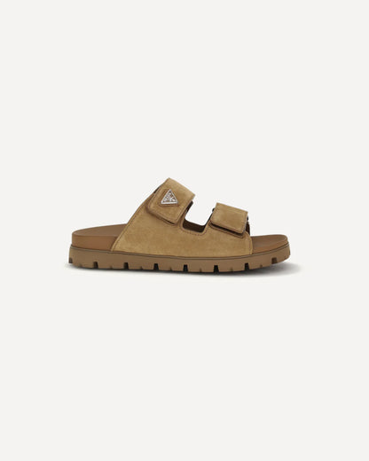 Sandalo Suede con Placchetta Prada