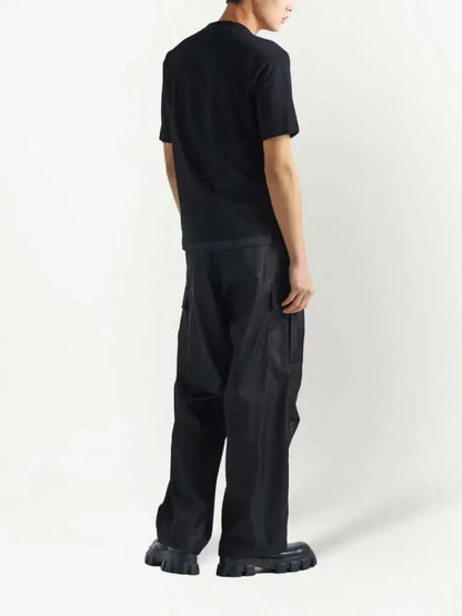 T-Shirt Nera con Taschino e Placchetta Prada