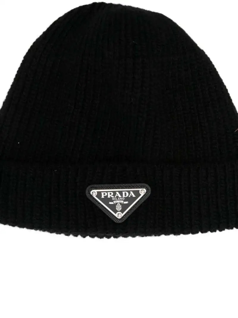 Cappello Nero In Lana Placchetta Prada