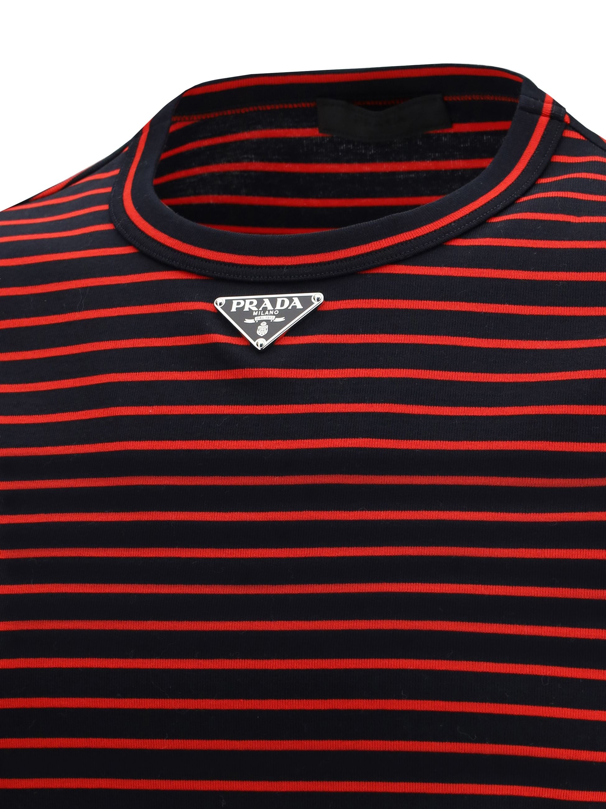 T-Shirt Nera e Rossa a Strisce con Placchetta Prada