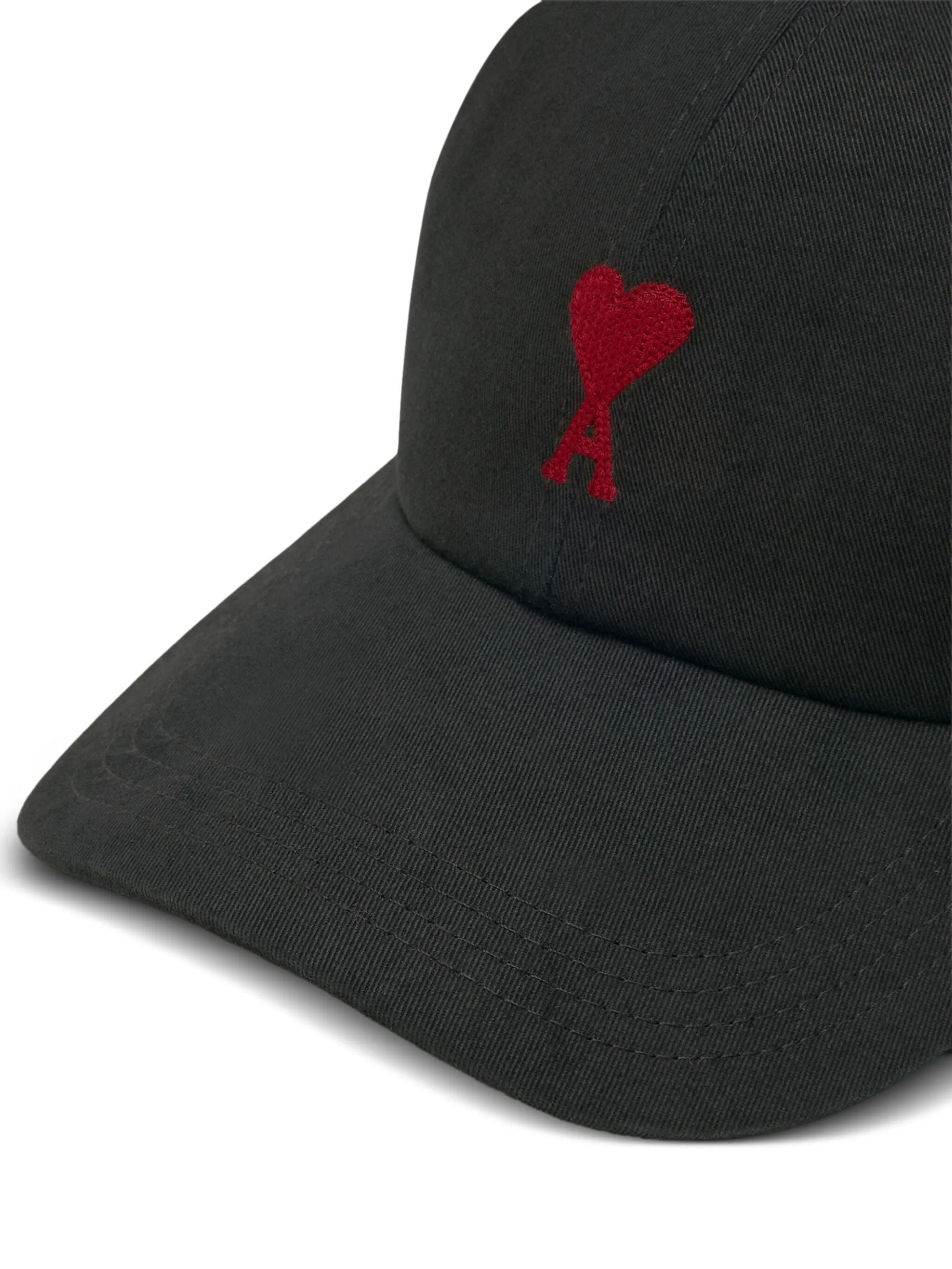 Cappello Nero con Logo Cuore Ami Paris
