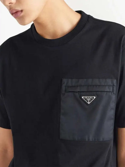 T-Shirt Nera con Taschino e Placchetta Prada