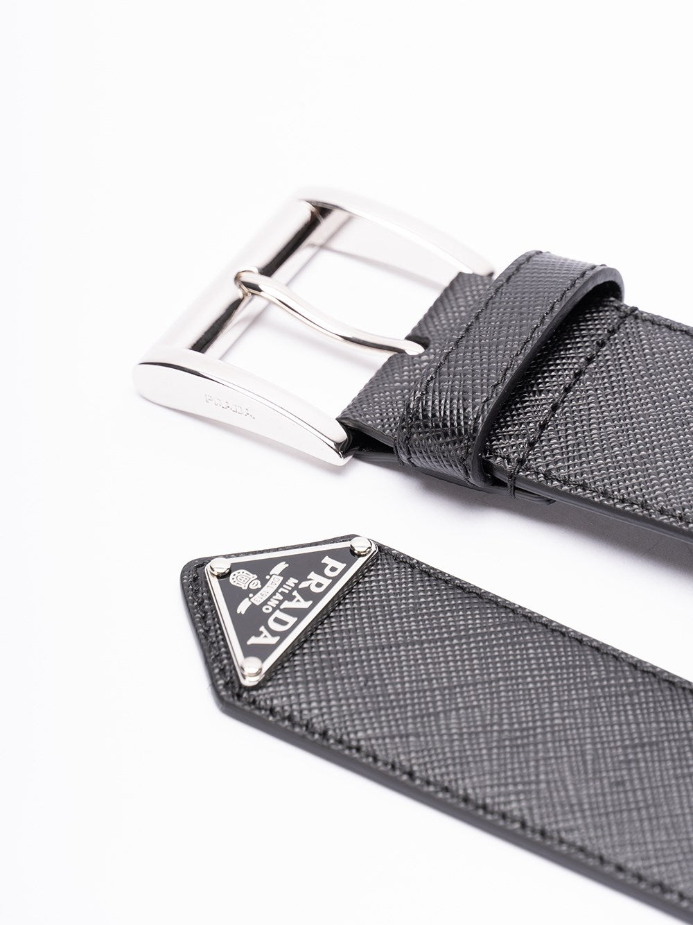 CINTURA NERA IN PELLE CON PLACCHETTA LOGO PRADA