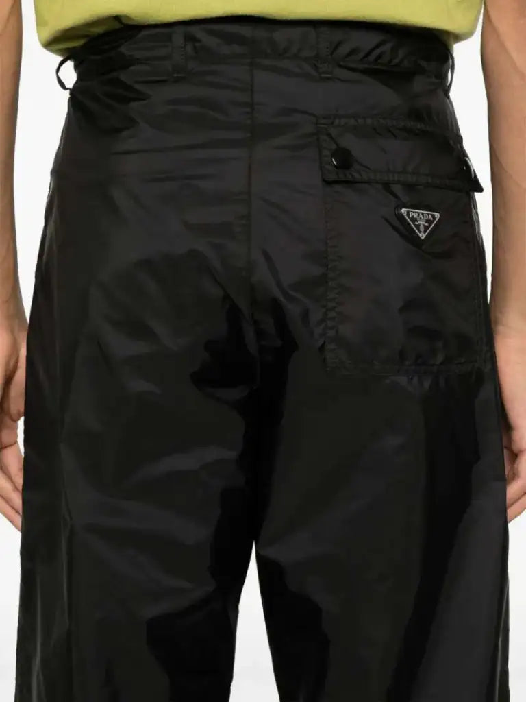 Pantalone Nero In Nylon Con Placchetta Prada