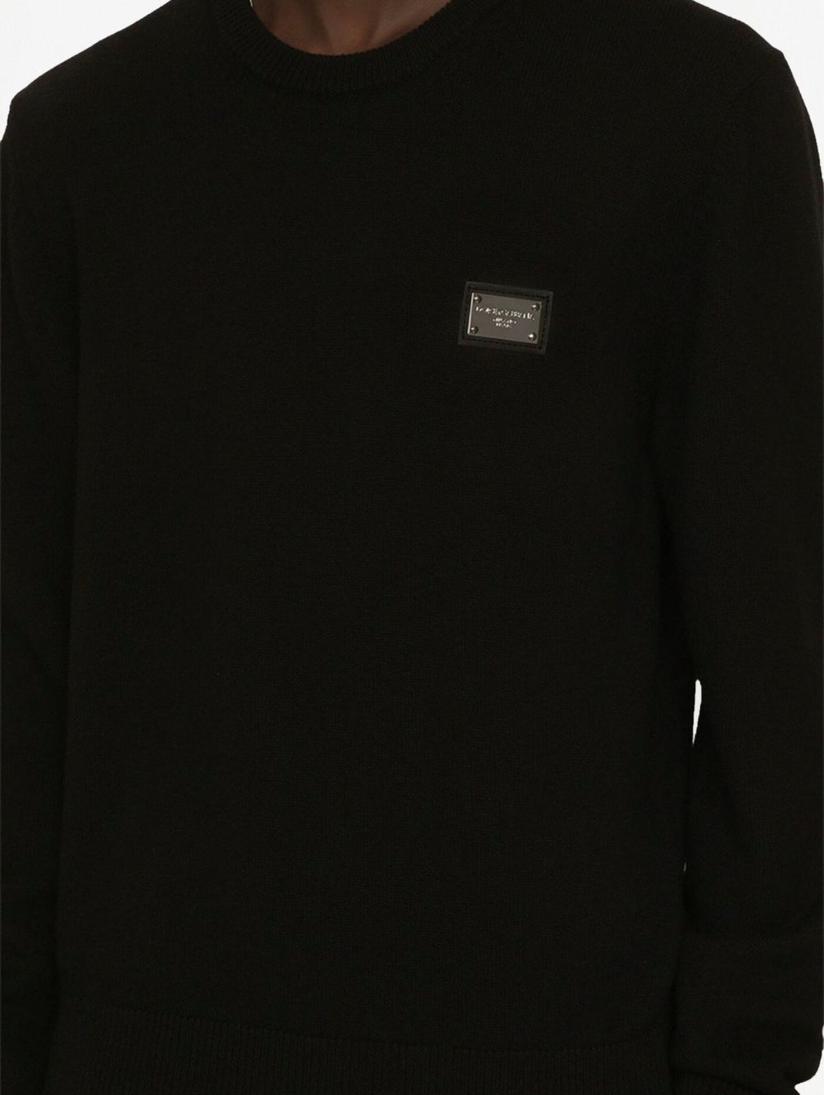 MAGLIA NERA IN LANA GIRO COLLO CON PLACCHETTA IN METALLO LOGO DOLCE E GABBANA